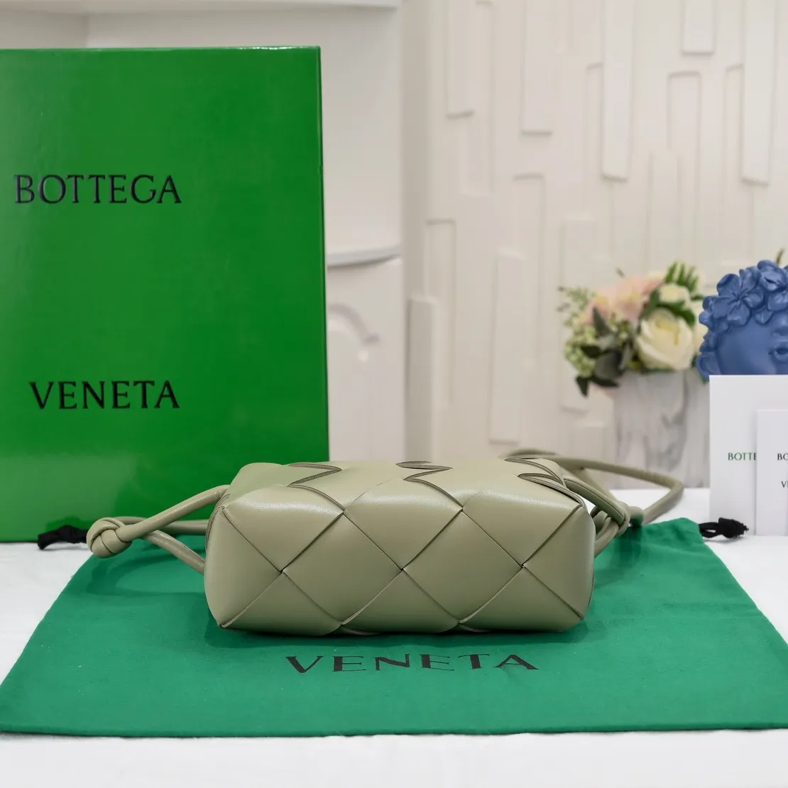 Batch 1360 #BV New Cassette camera bag📷Classic sheepskin woven material, matte texture, soft and delicate, high-end fashionable and unobtrusive. Clever handwork makes its structure very three-dimensional, so it also brings a large capacity, the bag body is very simple and attractive, giving everyone a fashionable and interesting visual experience. Zipper opening and closing, practical, lightweight when carried on the body, and the upper body has an American feel and is a bit playful and cute [Hey ha] Size: 22*14x10, model: 6600#